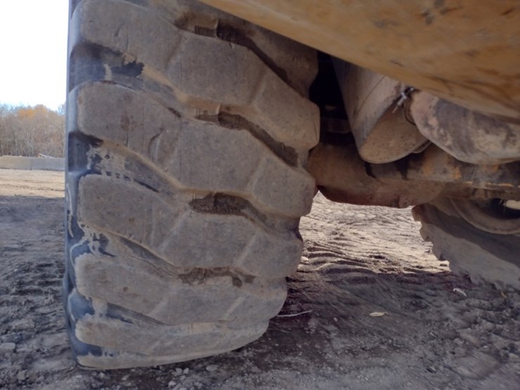 14-caterpillar-725-image-17