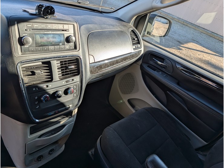 2012-dodge-grand-caravan-image-19