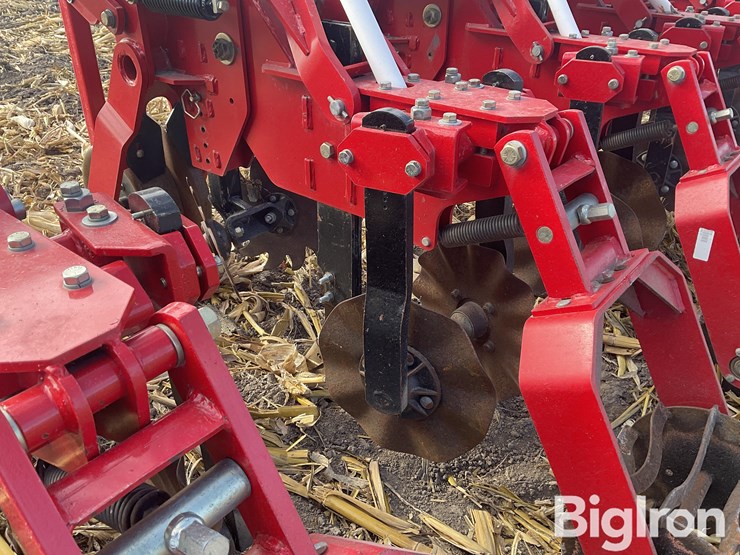 sunflower-7610-8r30-strip-tiller-image-15