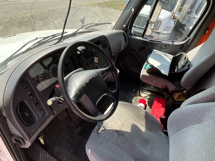 2018-freightliner-m2-106-image-17