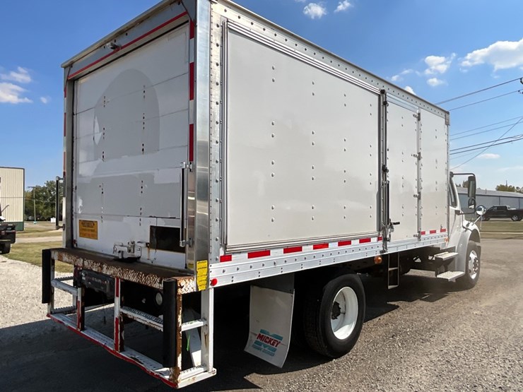 2018-freightliner-m2-106-image-9