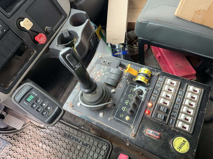 2010-international-7400-image-21