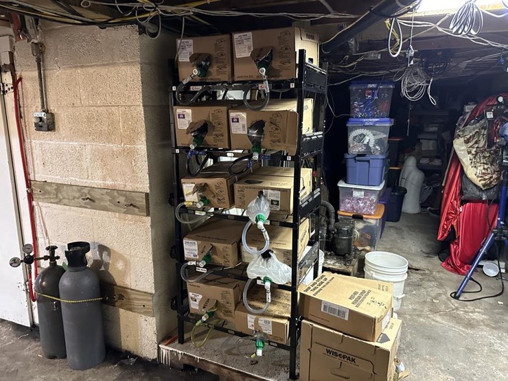 #100-•-waterfront-pub-with-4-bed/2-bath-apartment-image-129