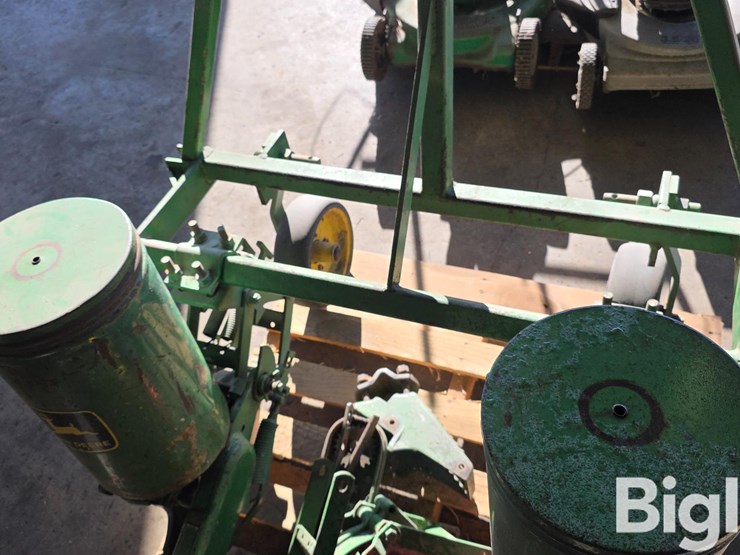 john-deere-2r30"-planter-image-18