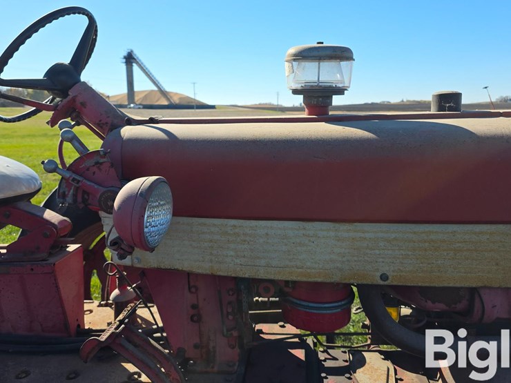 farmall-560-2wd-tractor-image-18