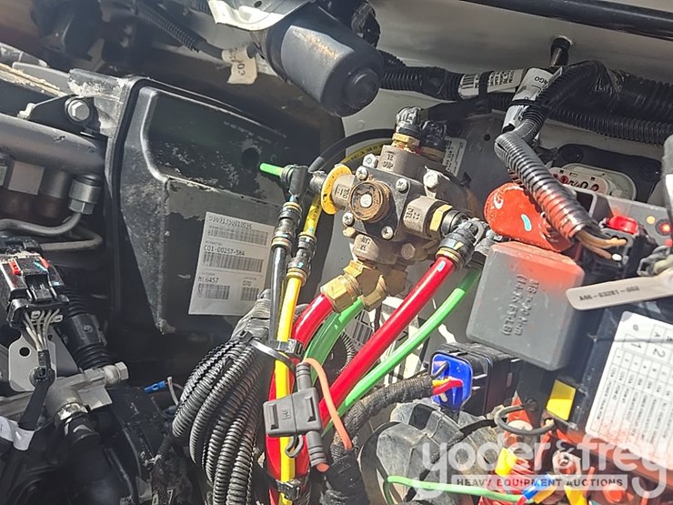 2021-freightliner-m2-106-image-80