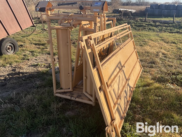 foremost-calf-working-table-image-1