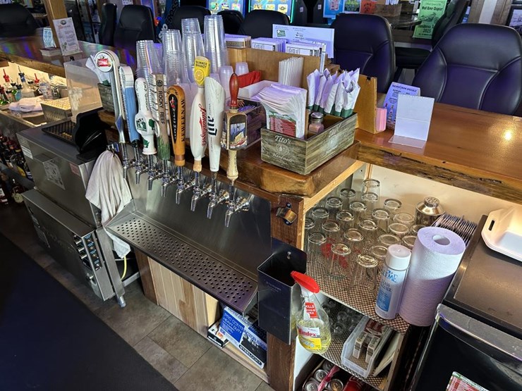 #100-•-waterfront-pub-with-4-bed/2-bath-apartment-image-38