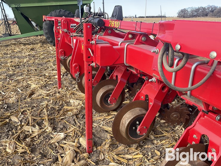 sunflower-7610-8r30-strip-tiller-image-11