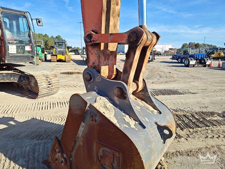 2019-hitachi-zx300-lc-image-28