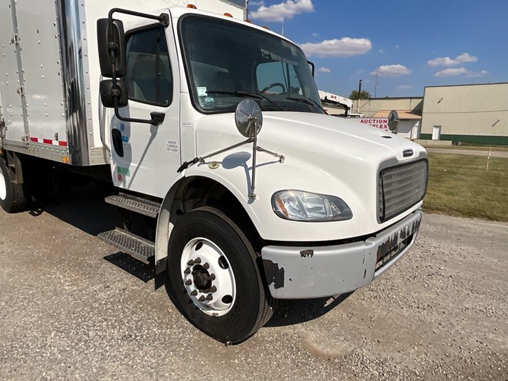 2018-freightliner-m2-106-image-5