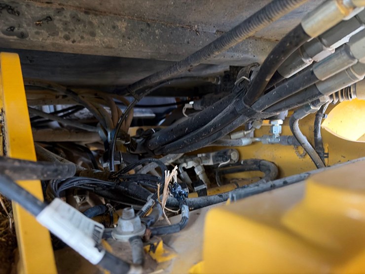 john-deere-324-image-25