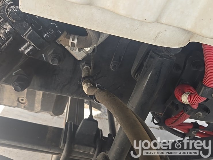 2021-freightliner-m2-106-image-10