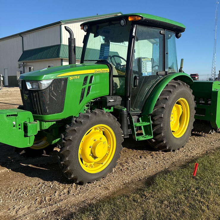JOHN DEERE 5075E