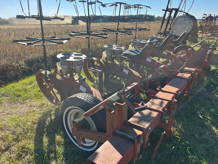 mchanical-4-row-carosel-transplanter-model-600,-42”-rows,-4”x7”-toolbar-with-row-knockers,-located-at-700-jonestown-rd-snow-hill-nc,-call-252-531-8061-for-more-info.-image-3