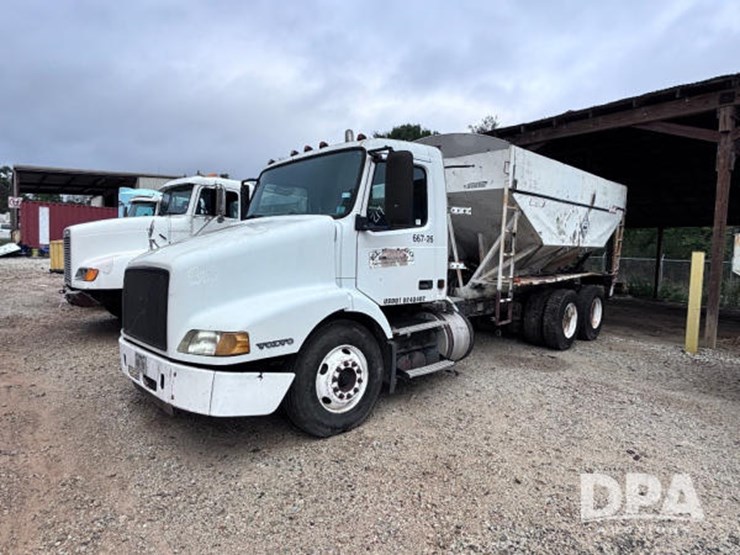 2003-volvo-10-image-1