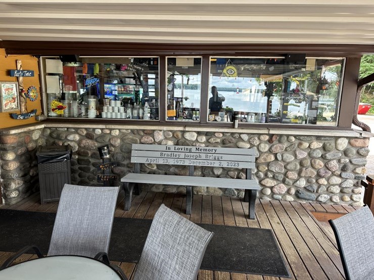 #100-•-waterfront-pub-with-4-bed/2-bath-apartment-image-10