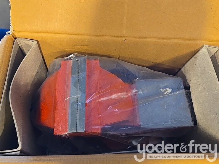 unused-real-steel-5"-bench-vise-image-3