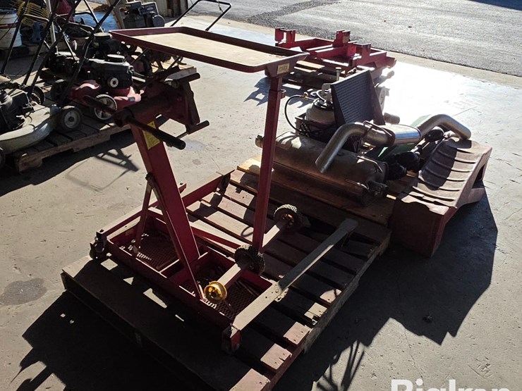 engine-stand-&-car-parts-image-3