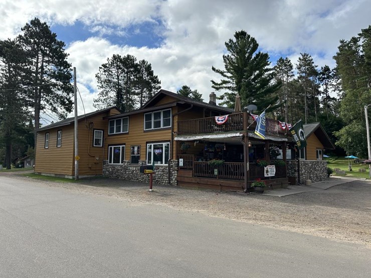 #100-•-waterfront-pub-with-4-bed/2-bath-apartment-image-7