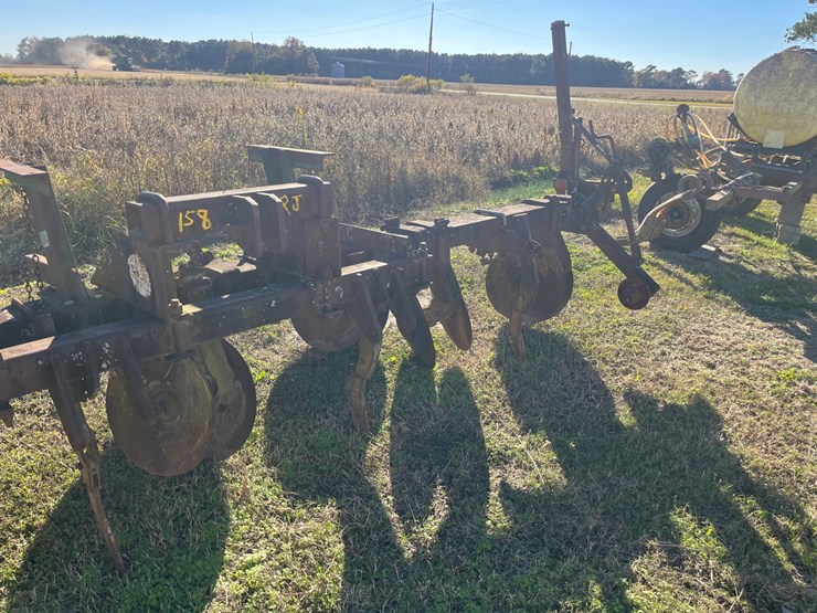 4-row-w&a-bedders,-42”-rows,-4-injector-knifes,-18’-x-4”-x-7”-toolbar,-has-some-row-marker-parts,-located-at-276-jonestown-rd.-snow-hill-nc--call-252-531-8061-for-more-info-image-3
