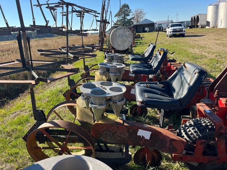 mchanical-4-row-carosel-transplanter-model-600,-42”-rows,-4”x7”-toolbar-with-row-knockers,-located-at-700-jonestown-rd-snow-hill-nc,-call-252-531-8061-for-more-info.-image-4