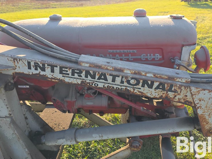 farmall-cub-2wd-tractor-w/loader-image-8