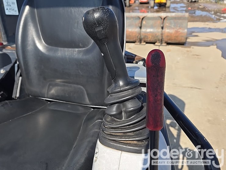 2020-deere-35g-image-74