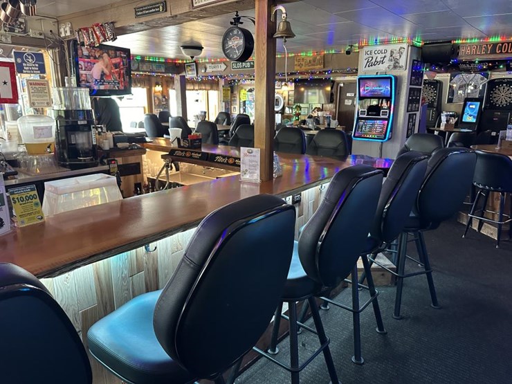 #100-•-waterfront-pub-with-4-bed/2-bath-apartment-image-29