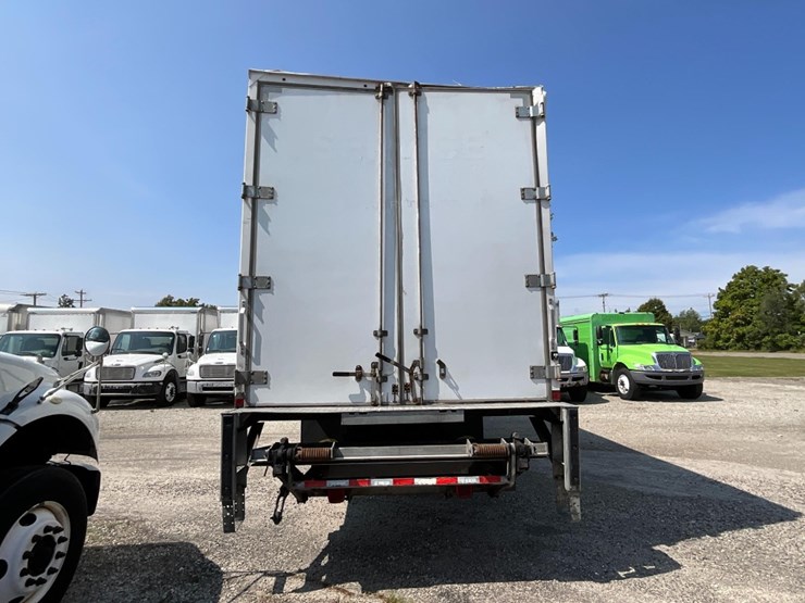 2021-freightliner-m2-106-image-11