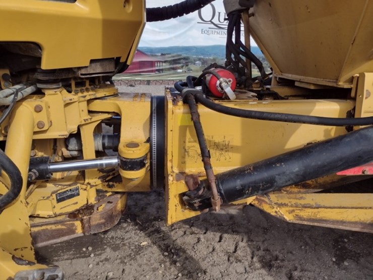 14-caterpillar-725-image-22