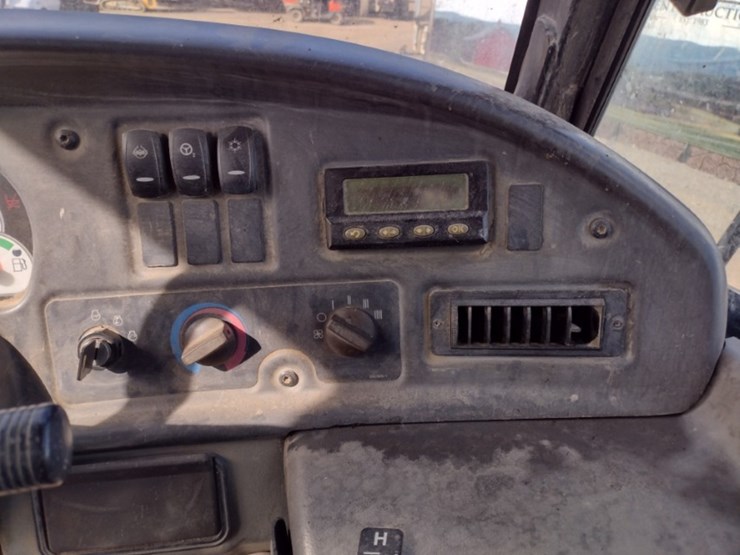 14-caterpillar-725-image-9