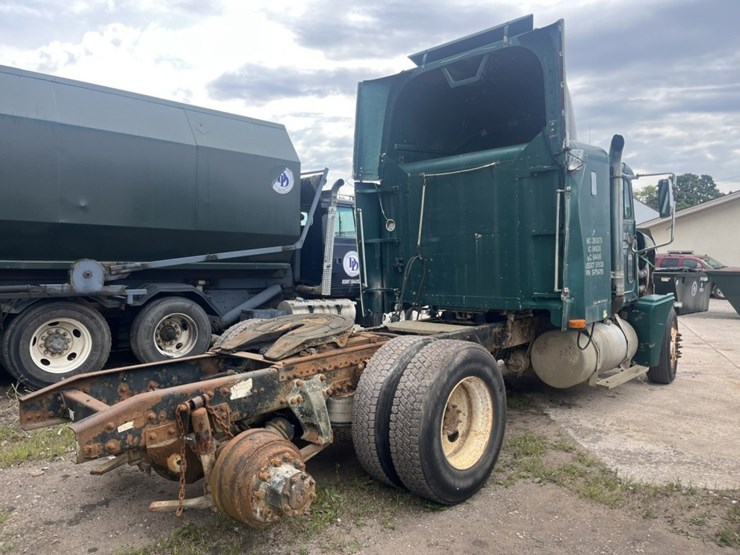 #1633-•-1995-freightliner-usf-1e-sleeper-cab-truck-tractor-image-6