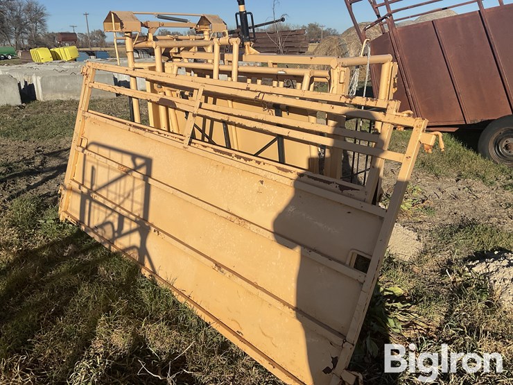 foremost-calf-working-table-image-7