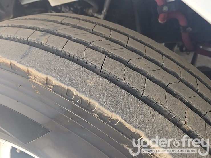 2021-freightliner-m2-106-image-36