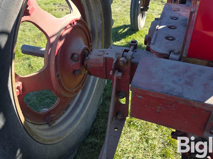 1940-farmall-h-2wd-tractor-image-12