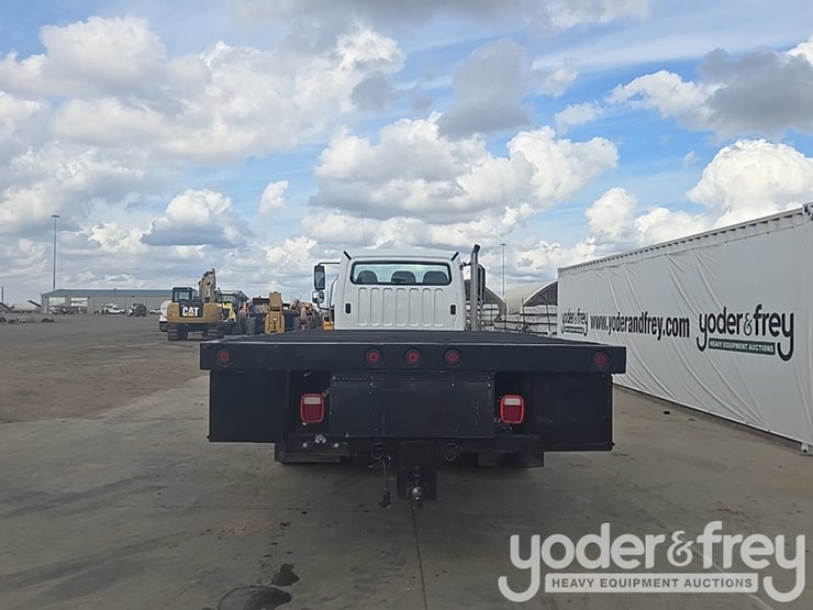 2021-freightliner-m2-106-image-4