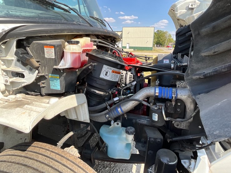 2018-freightliner-m2-106-image-16