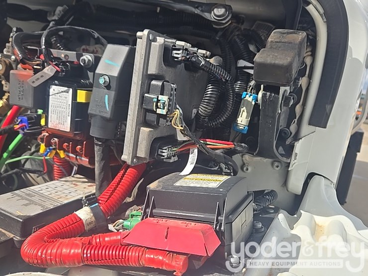 2021-freightliner-m2-106-image-82