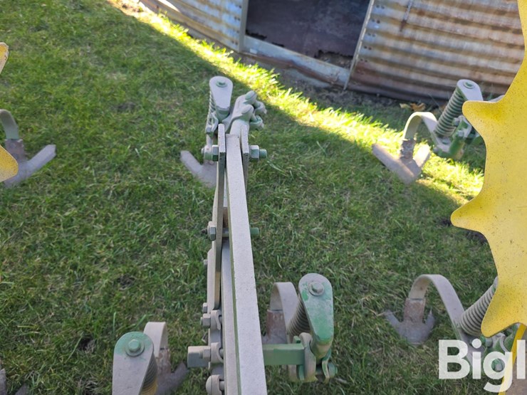 john-deere-8r30"-cultivator-image-16