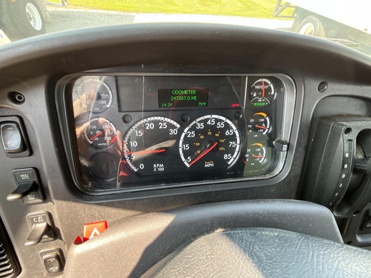 2021-freightliner-m2-106-image-22