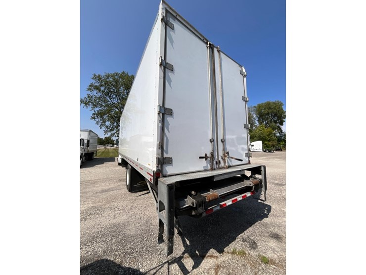 2021-freightliner-m2-106-image-14