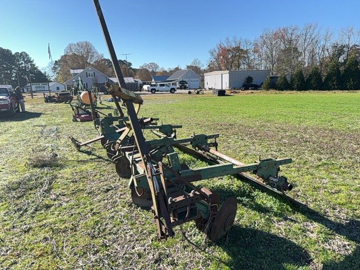 row-bedder---4-row-with-kmc-dirt-door-located-at-107-jernigan-swamp-rd.,-ahoskie,-nc-image-13