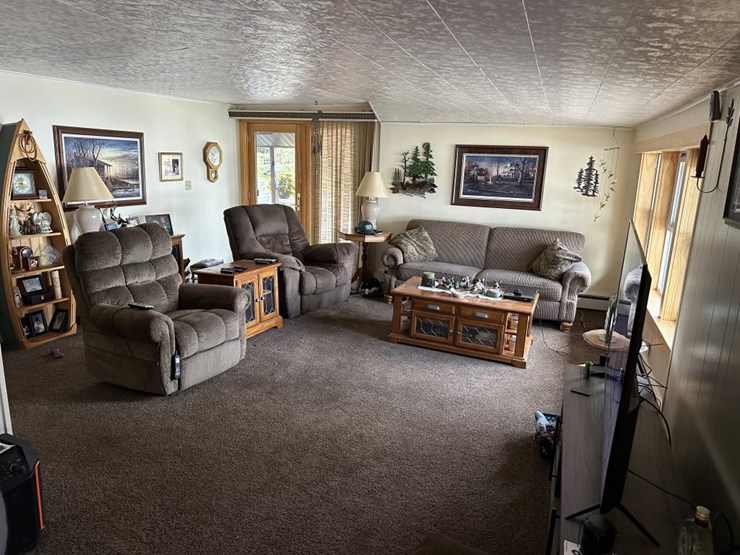 #100-•-waterfront-pub-with-4-bed/2-bath-apartment-image-90