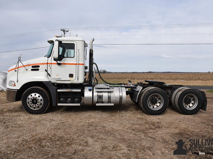 2011-mack-cxu613-t/a-truck-tractor-image-8