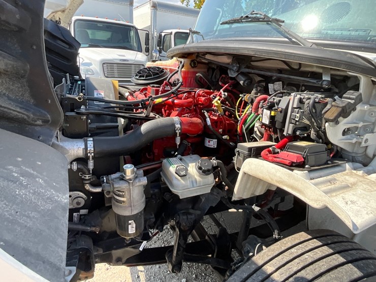 2018-freightliner-m2-106-image-15