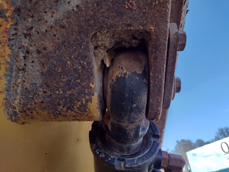 14-caterpillar-725-image-34