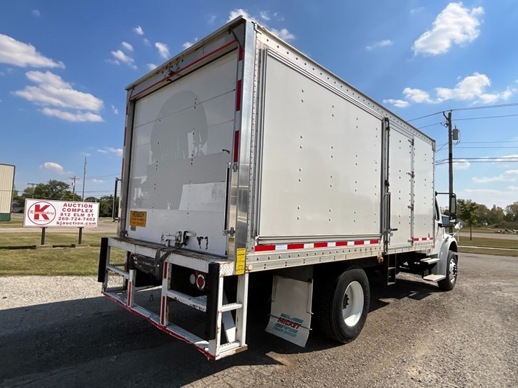 2018-freightliner-m2-106-image-8