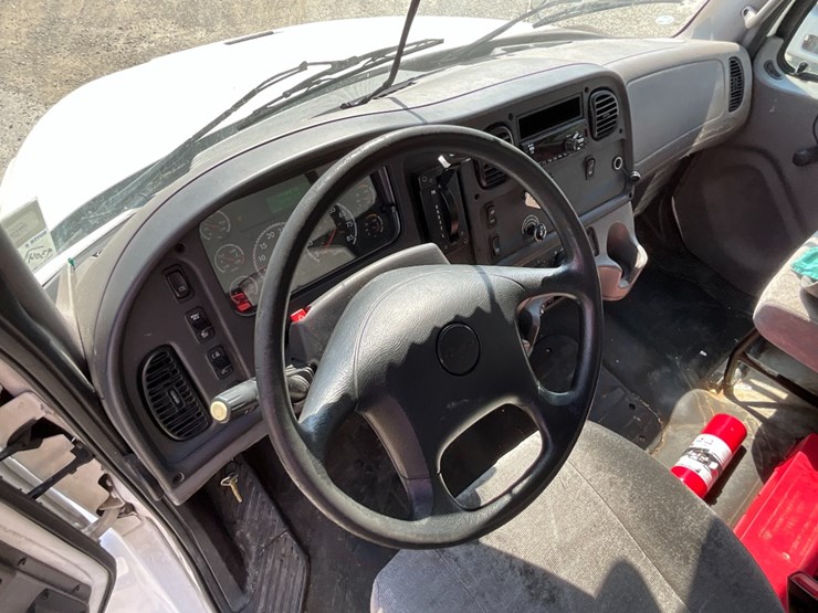 2018-freightliner-m2-106-image-18