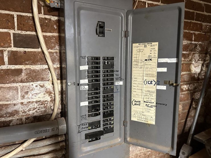 #100-•-waterfront-pub-with-4-bed/2-bath-apartment-image-138